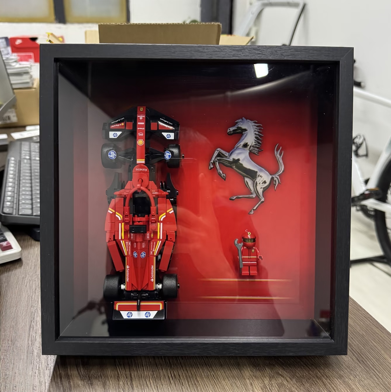 Woodworking Show - Display-Wandtafel geeignet für LEGO 77242 Speed